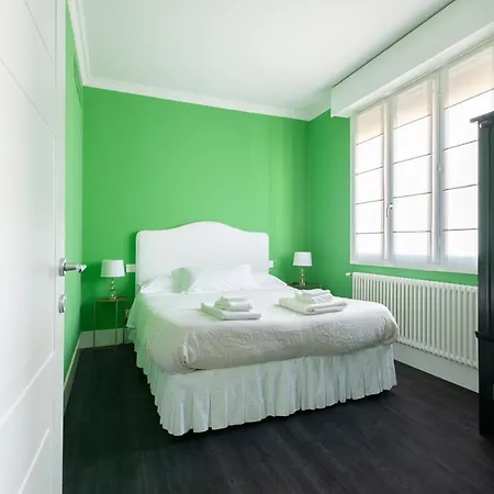 Apartment House Center *