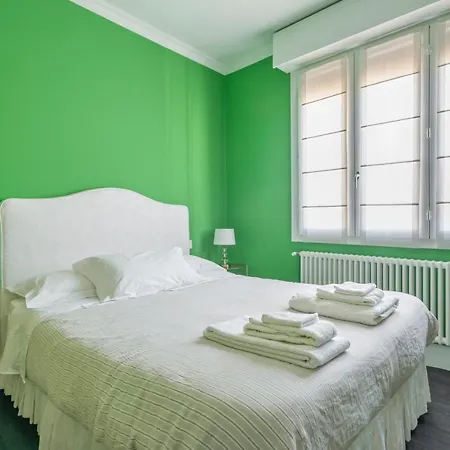 Apartment House Center *